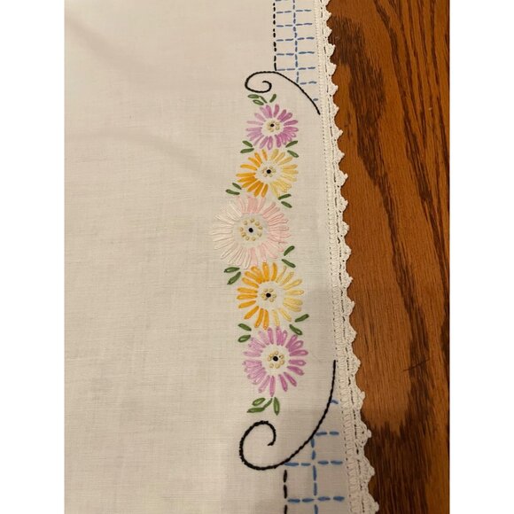Vtg Embroidered Floral Table Runner With Pink Flower Lace Trim 40" X 15.5" - Picture 4 of 16